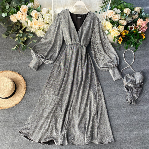 Stílusos, hosszú női ruha széles ujjakkal és V-nyakú arany és ezüst színben