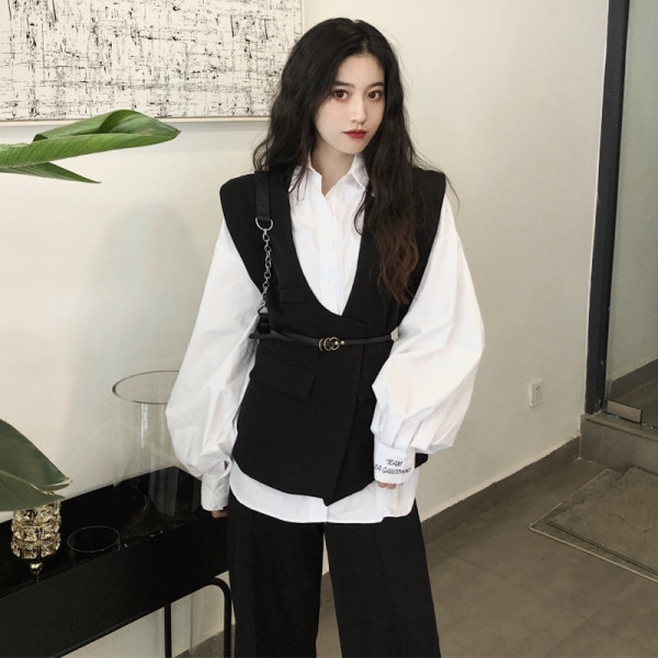 Modern női mellény fekete színben, övvel