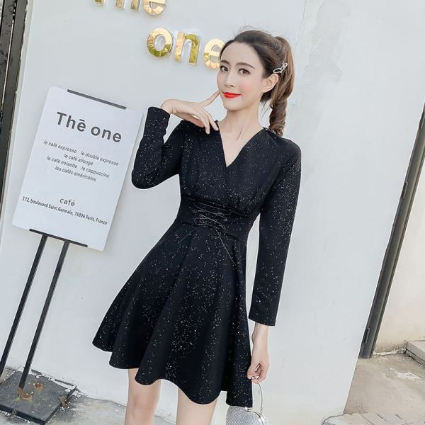 Fényes hatású, V-nyakú fekete női ruha