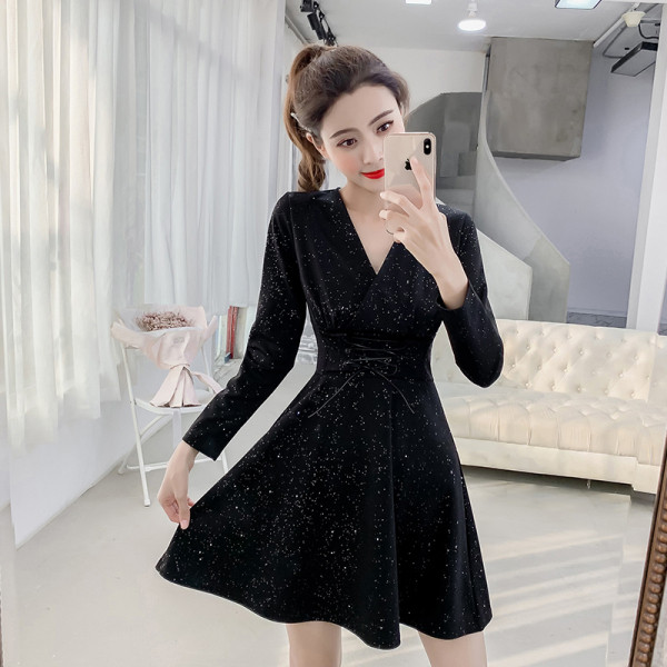 Fényes hatású, V-nyakú fekete női ruha