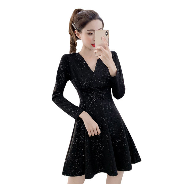 Fényes hatású, V-nyakú fekete női ruha