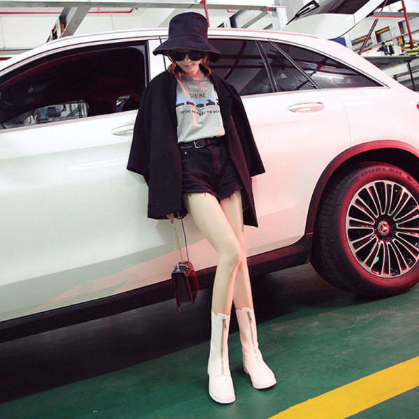 Modern női csizma lekerekített modell fekete, fehér és rózsaszín cipzárral