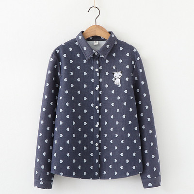 Modern női ing szívecskékkel, klasszikus gallérral és kék hímzéssel