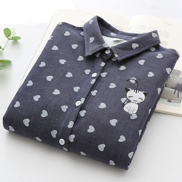 Modern női ing szívecskékkel, klasszikus gallérral és kék hímzéssel