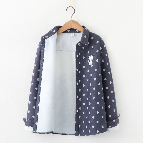 Modern női ing szívecskékkel, klasszikus gallérral és kék hímzéssel