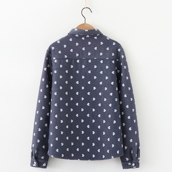 Modern női ing szívecskékkel, klasszikus gallérral és kék hímzéssel