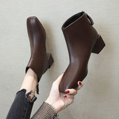 Modern női csizma szögletes sarokkal és cipzárral