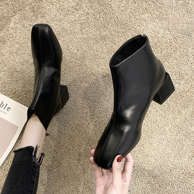 Modern női csizma szögletes sarokkal és cipzárral