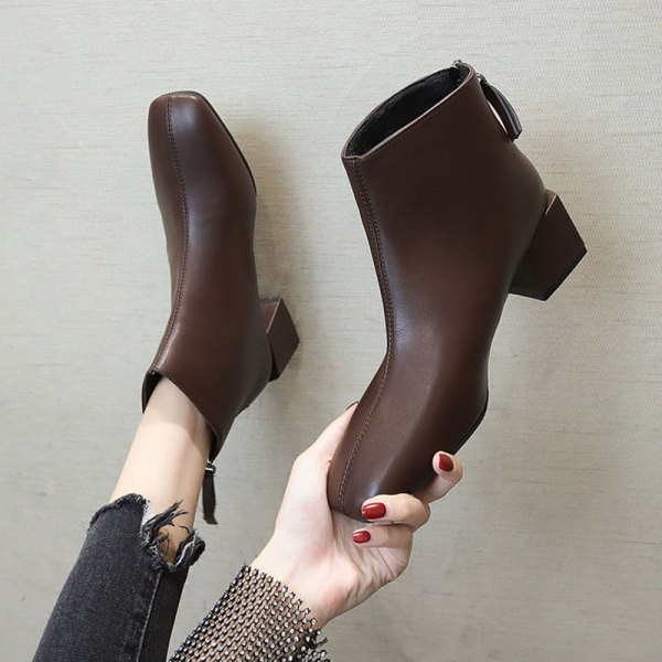 Modern női csizma szögletes sarokkal és cipzárral