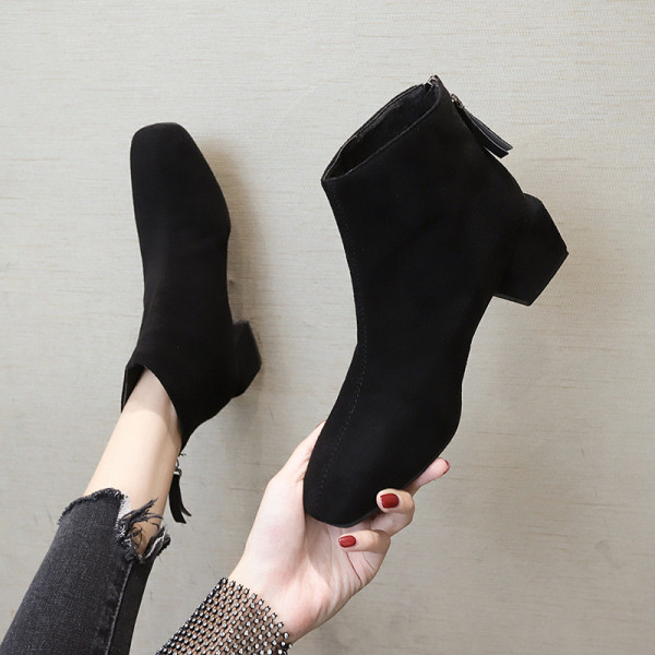 Modern női csizma szögletes sarokkal és cipzárral