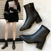 Elegáns női csizma cipzárral és szögletes sarkú fekete színben