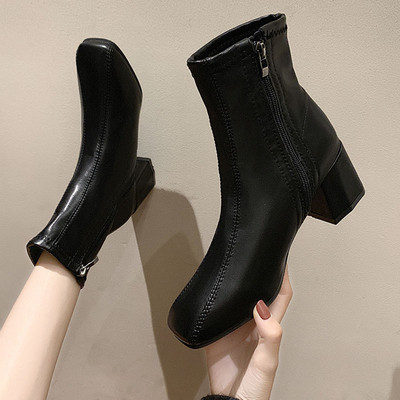 Elegáns női csizma cipzárral és szögletes sarkú fekete színben