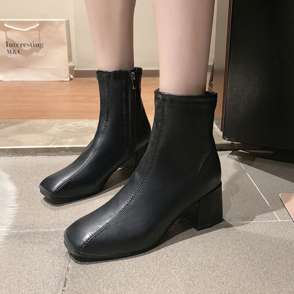 Elegáns női csizma cipzárral és szögletes sarkú fekete színben