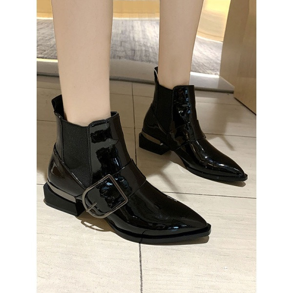 Női csizma hegyes modell csattal és gumival, fekete színben