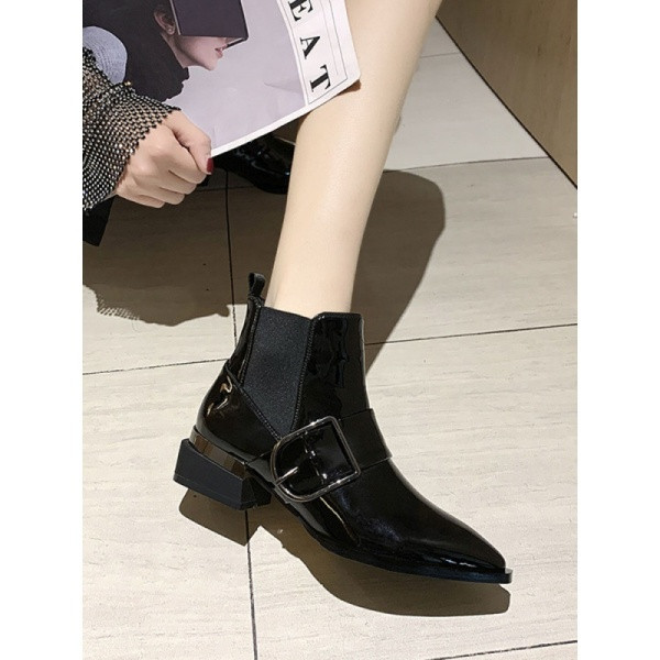 Női csizma hegyes modell csattal és gumival, fekete színben