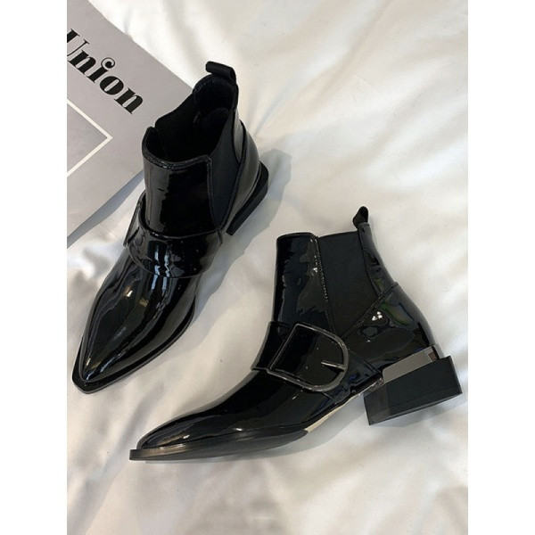 Női csizma hegyes modell csattal és gumival, fekete színben