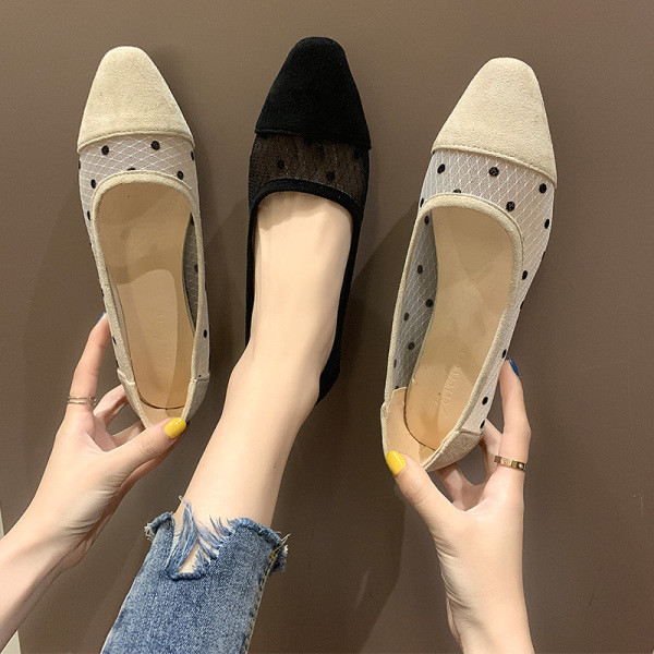 Öko velúrból készült alkalmi női cipő fekete és bézs színben