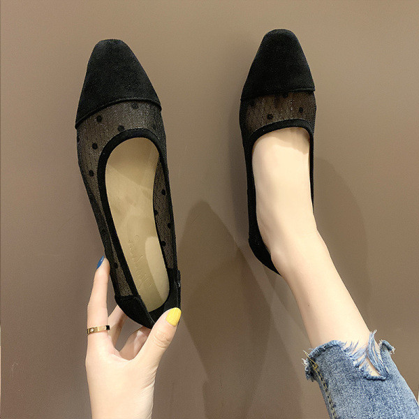 Öko velúrból készült alkalmi női cipő fekete és bézs színben