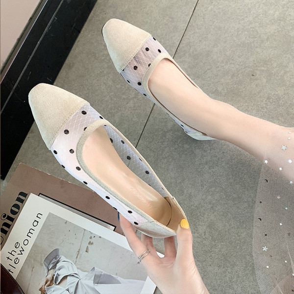 Öko velúrból készült alkalmi női cipő fekete és bézs színben