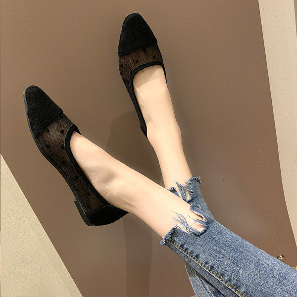 Öko velúrból készült alkalmi női cipő fekete és bézs színben