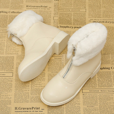 Női bőr téli csizma lapos talppal, fekete-fehér színben, puha béléssel