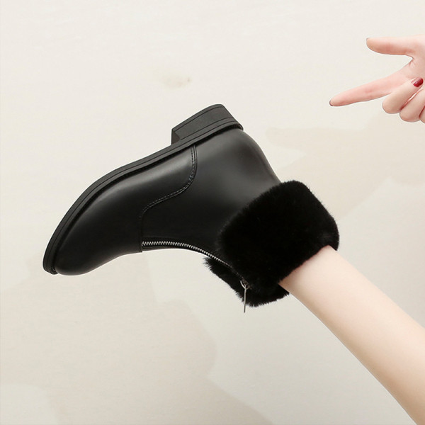 Női bőr téli csizma lapos talppal, fekete-fehér színben, puha béléssel