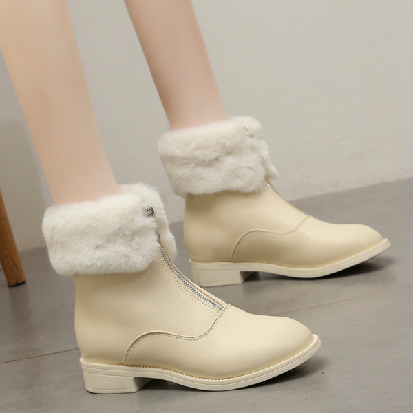 Női bőr téli csizma lapos talppal, fekete-fehér színben, puha béléssel