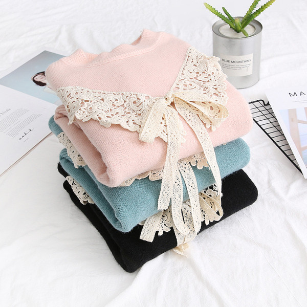 Női pulóver kerek nyakkivágással és csipkével rózsaszín, fekete és kék színben