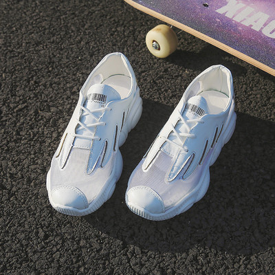 Aktuális női tornacipő durva talppal, ezüst és fehér színben