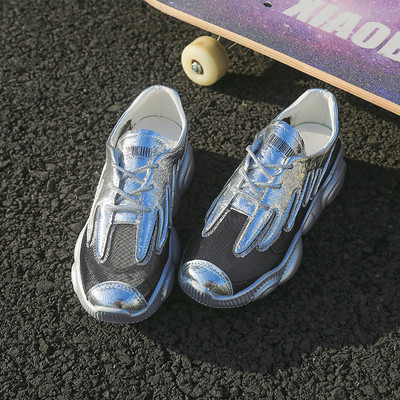 Aktuális női tornacipő durva talppal, ezüst és fehér színben