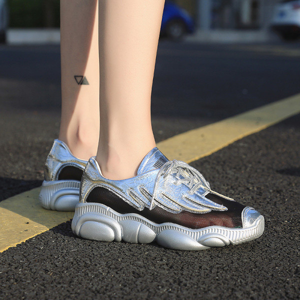 Aktuális női tornacipő durva talppal, ezüst és fehér színben