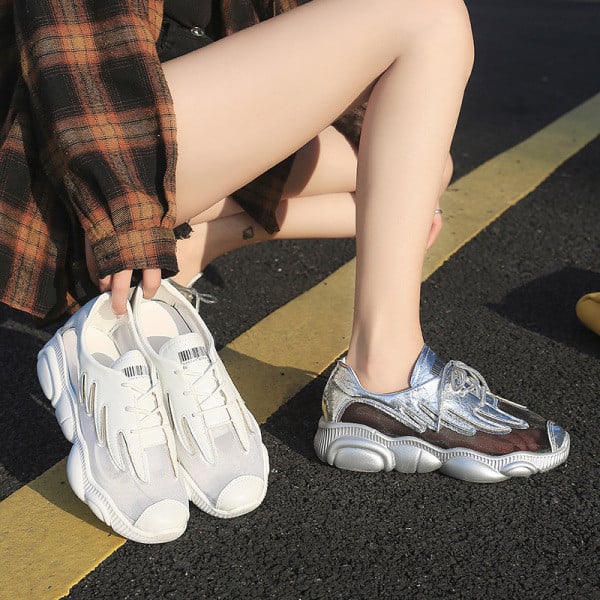 Aktuális női tornacipő durva talppal, ezüst és fehér színben