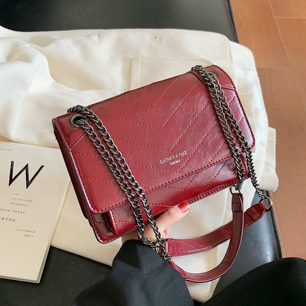 Geanta de dama moderna din piele ecologica cu lant in rosu, maro si negru