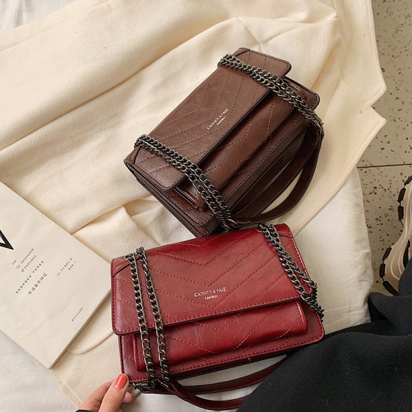 Geanta de dama moderna din piele ecologica cu lant in rosu, maro si negru