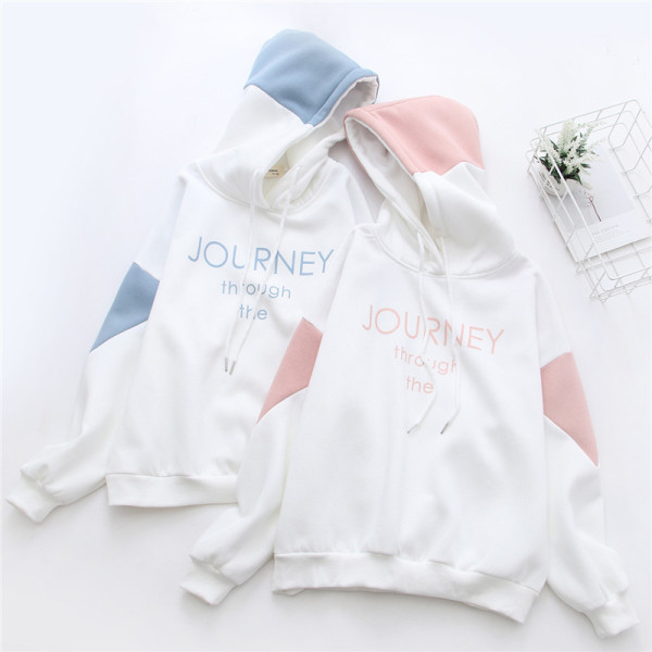 Női pulóver kapucnival és fehér mintával