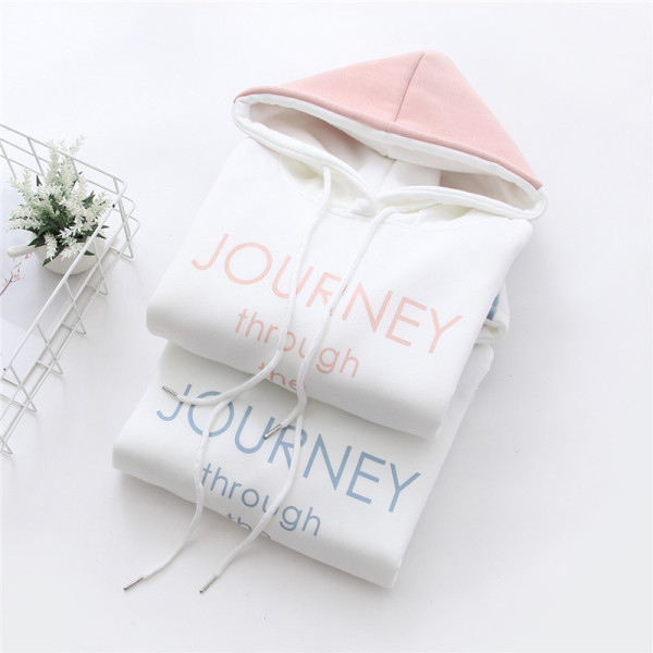 Női pulóver kapucnival és fehér mintával