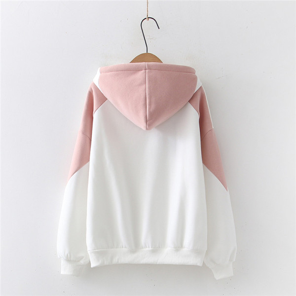 Női pulóver kapucnival és fehér mintával