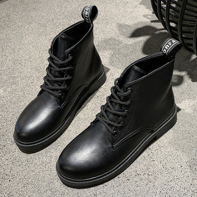 Női őszi-téli csizma lapos talppal, eko bőrből készült fűzővel