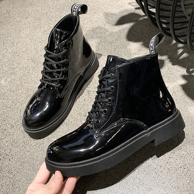 Női őszi-téli csizma lapos talppal, eko bőrből készült fűzővel