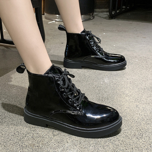 Női őszi-téli csizma lapos talppal, eko bőrből készült fűzővel