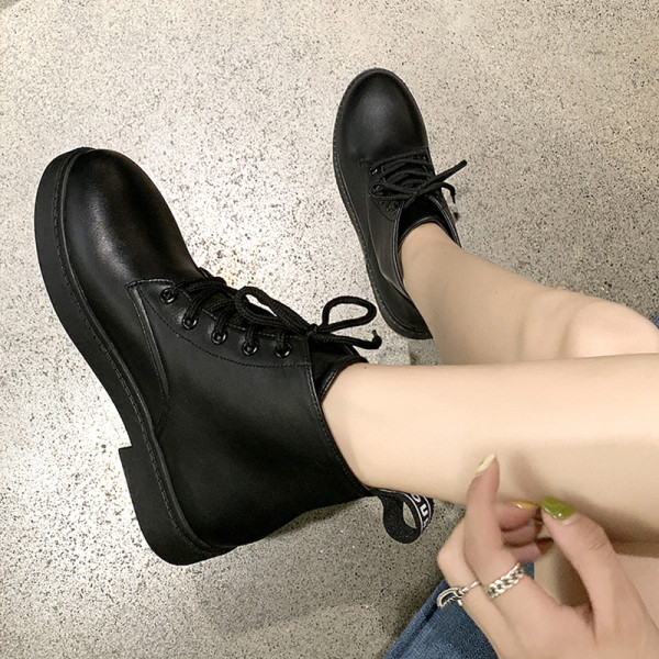 Női őszi-téli csizma lapos talppal, eko bőrből készült fűzővel