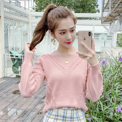 Модерен дамски пуловер в бял и розов цвят с V-образно деколте