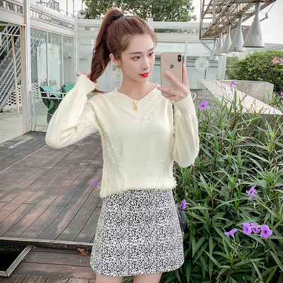 Modern női pulóver fehér és rózsaszín színben, V-nyakkal