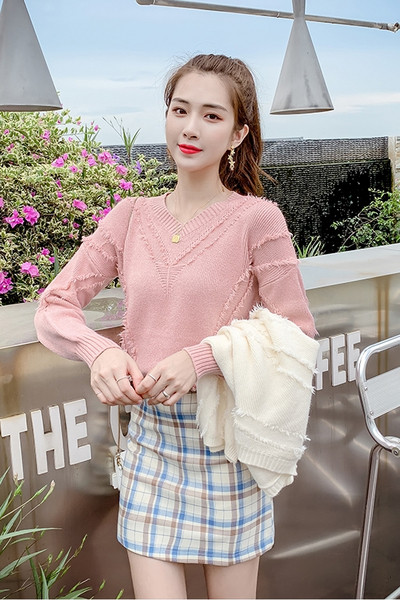 Modern női pulóver fehér és rózsaszín színben, V-nyakkal