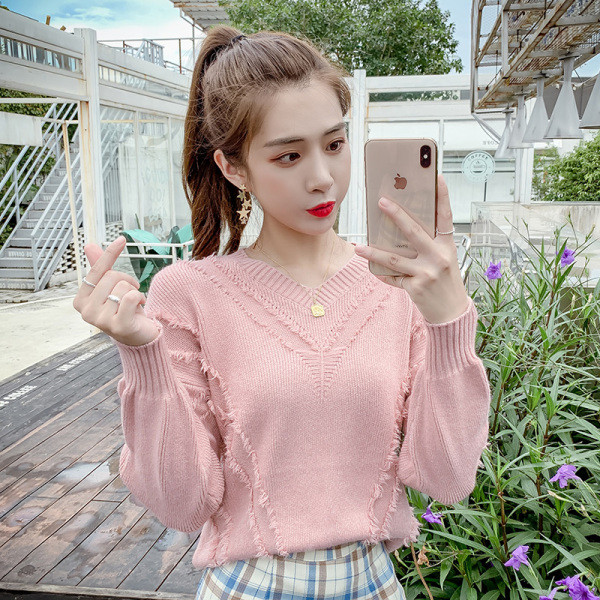 Modern női pulóver fehér és rózsaszín színben, V-nyakkal