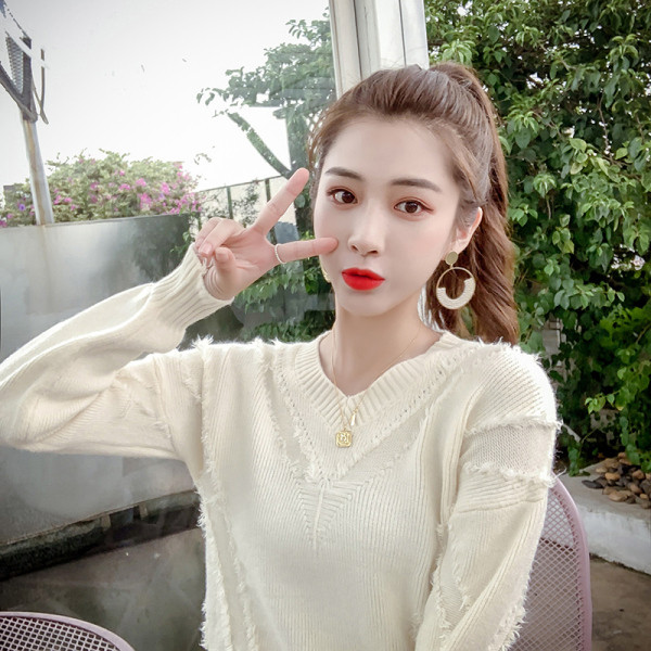 Modern női pulóver fehér és rózsaszín színben, V-nyakkal