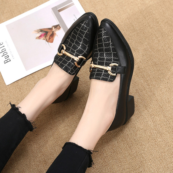 Pantofi dama casual model ascutit din piele ecologica cu element metalic