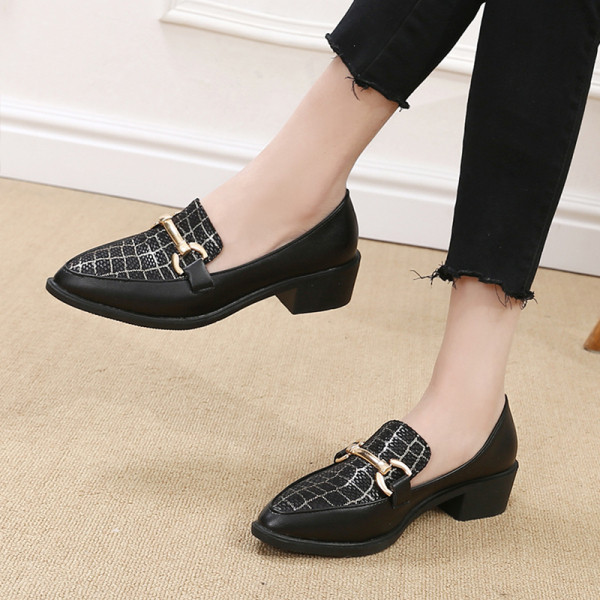 Pantofi dama casual model ascutit din piele ecologica cu element metalic