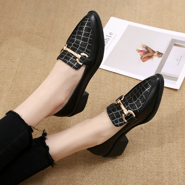 Pantofi dama casual model ascutit din piele ecologica cu element metalic