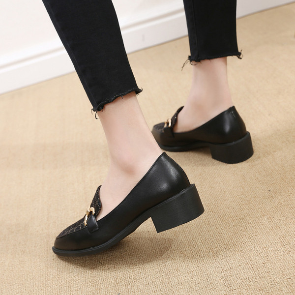 Pantofi dama casual model ascutit din piele ecologica cu element metalic